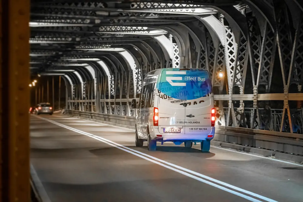 Bus do Holandii, Belgii i&nbsp;Niemiec w tunelu