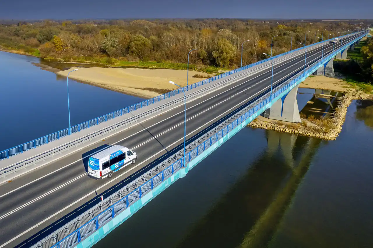 Nieretuszowane zdjęcie z lotu ptaka: bus Effect Bus w trasie przez most nad Wisłą