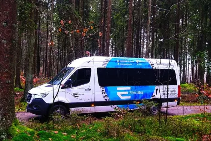 Tani bus Belgia Polska — Mercedes Sprinter Effect Bus przed kursem do kraju